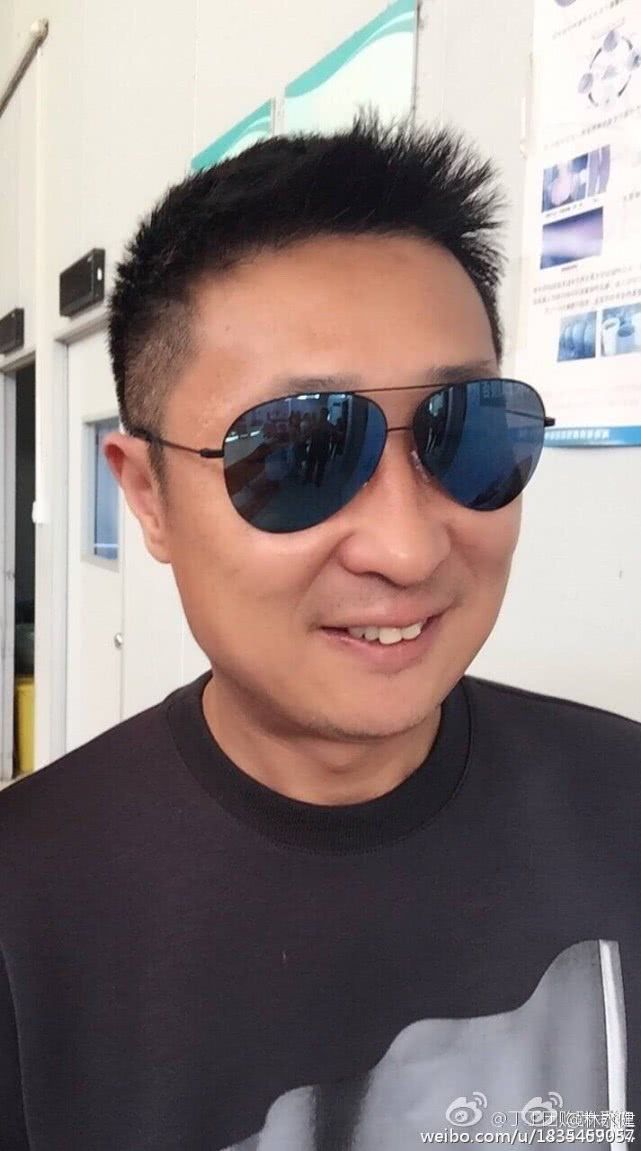 开始走红的电视剧是《敌后特工队》,饰演的一个是汉奸角色"刘魁胜"