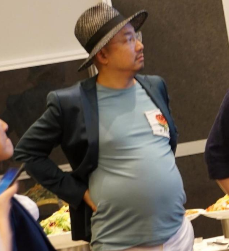 别的男明星都是挺胸收腹 只有徐峥尽力的展现自己的大肚子