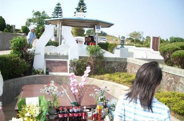 台湾天才歌手张雨生因车祸去世和妹妹葬在一起墓前放满可乐