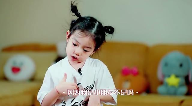 lucky自称叫李乐祺,还解释戚哥是女的,采访中萌态百出中文好!