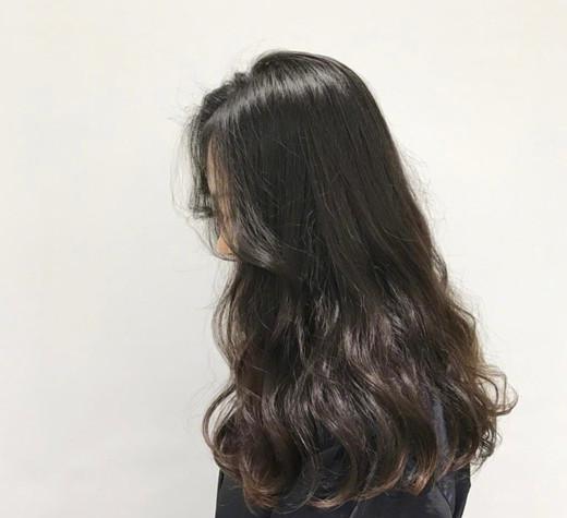 一席黑色长发烫成大卷,保证大增时尚女神魅力,气质也会更加出众哦.