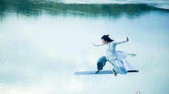 韩东君在仙剑里面也是驾驭着一把剑出行,韩东君御剑飞行的时候几乎都