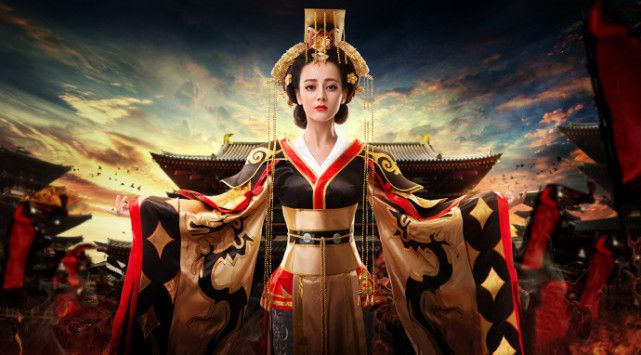 迪丽热巴身穿华服变身女王陛下,气场甚至比范冰冰还高!