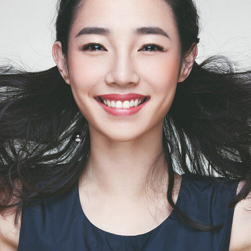 白百何的拍照风格,第一张端庄大方,最后一张笑容让我莫名心动