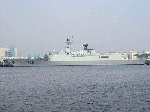 美国海军军舰同样也是擅自进入中国海域,不料遭到中国海军570舰的驱逐