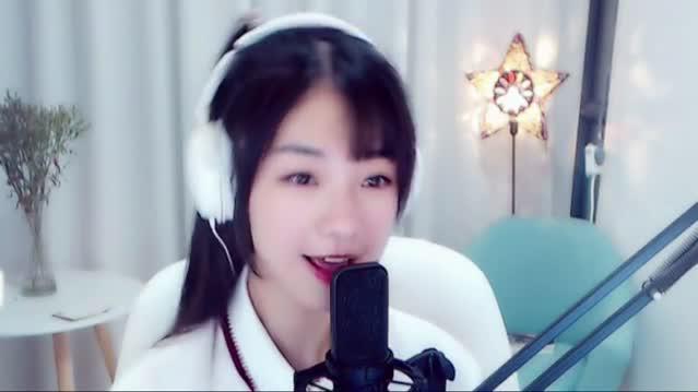 抖音神曲,影视美女混剪的《嘴巴嘟嘟》,原唱刘