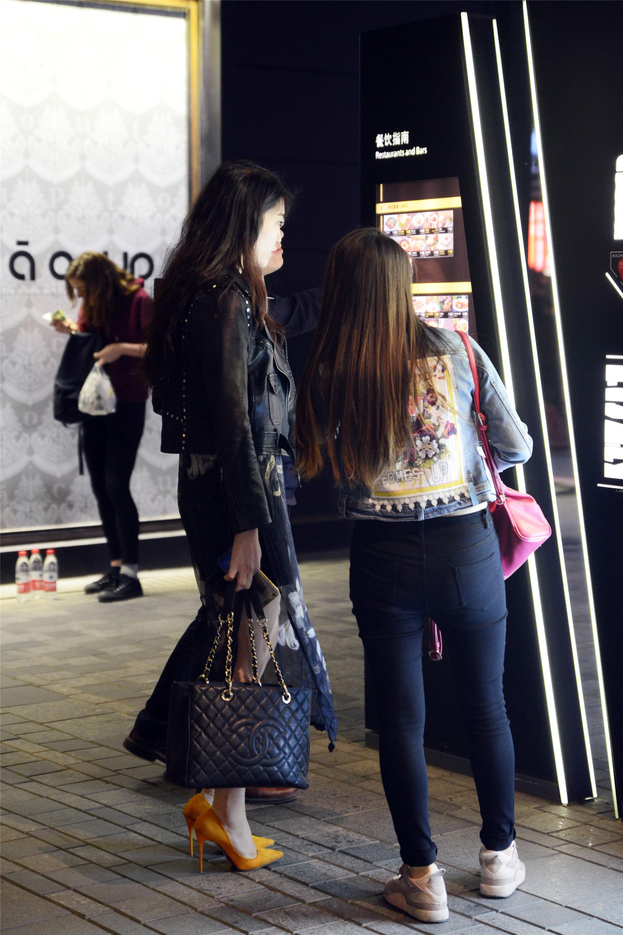 夜幕下的三里屯,美女成群的出现在这里逛街