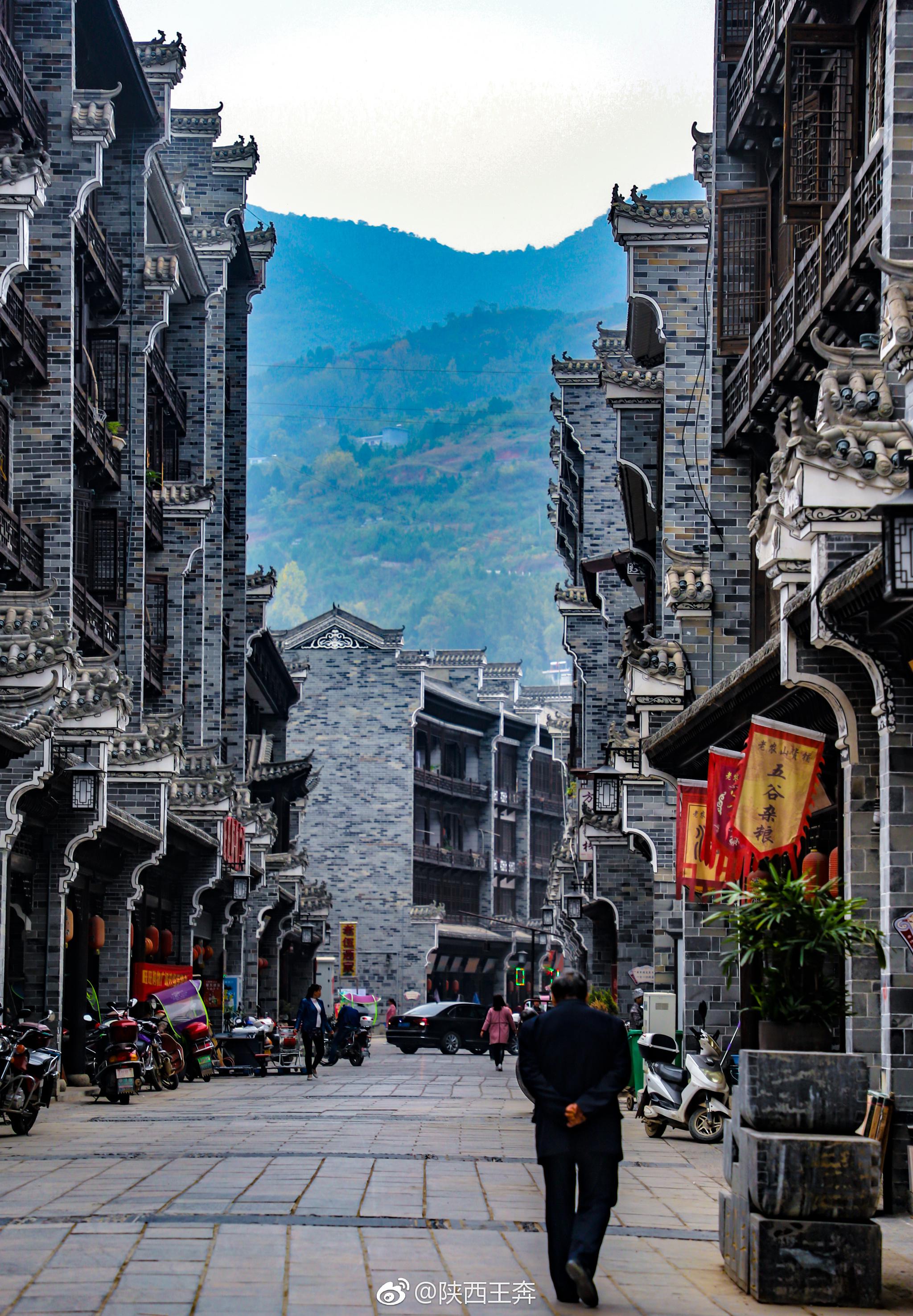 漫川古镇位于商洛市山阳县城东约40余公里处,昔日秦楚之界