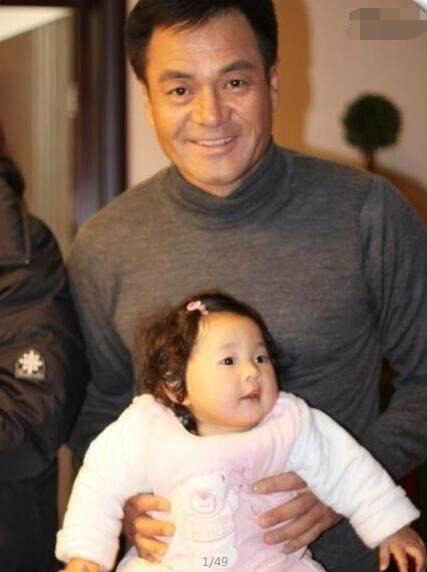 55岁尤勇和妻子生活素颜照曝光两次婚姻终获幸福妻子高挑有气质