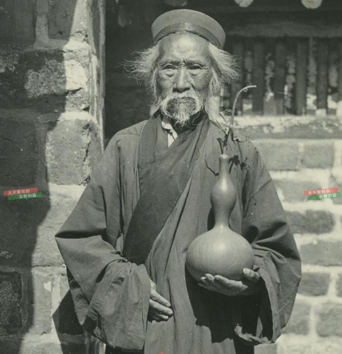 战争时期,师傅有天带着师兄们要下山抗日,留下最小的他,叫他看着道观