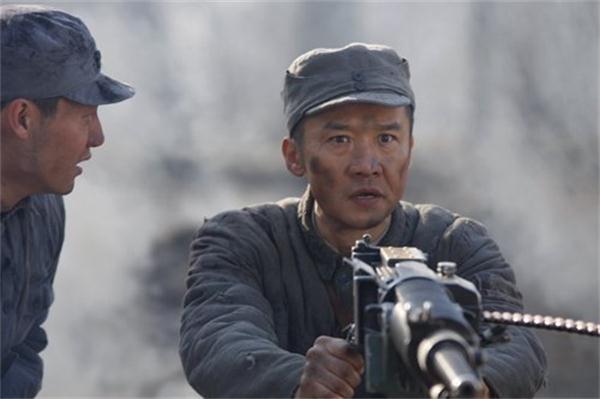 同样是《亮剑》李云龙的旅长,旧版怒火冲天,新版却温情似水