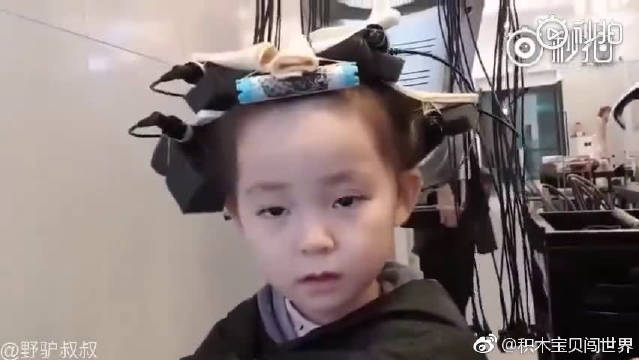 韩国3岁萌娃被爸爸拍下她去美容院洗头 烫头的的视频 超萌