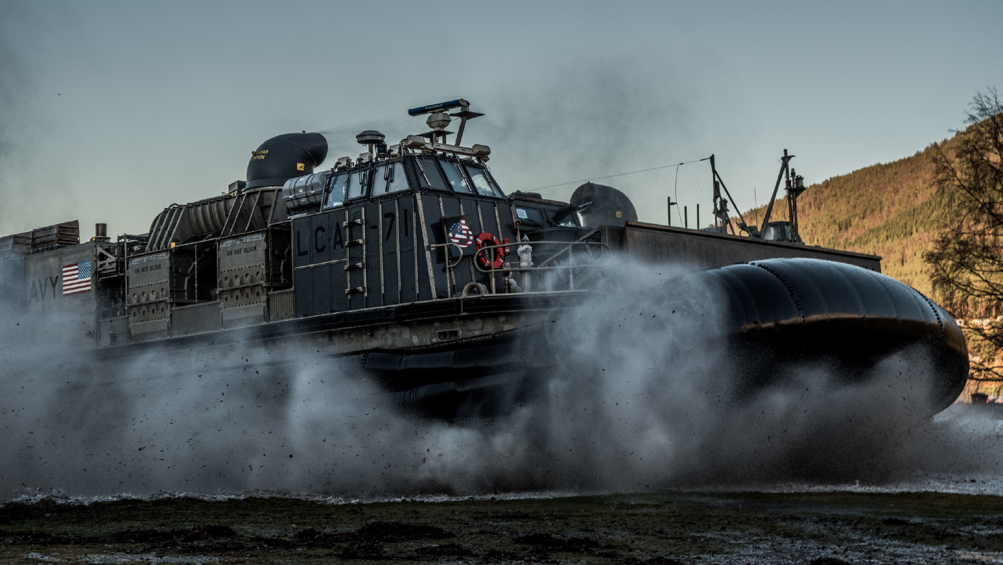 参加北约"三叉戟节点"军事演习的美国海军lcac气垫登陆艇在挪威登陆