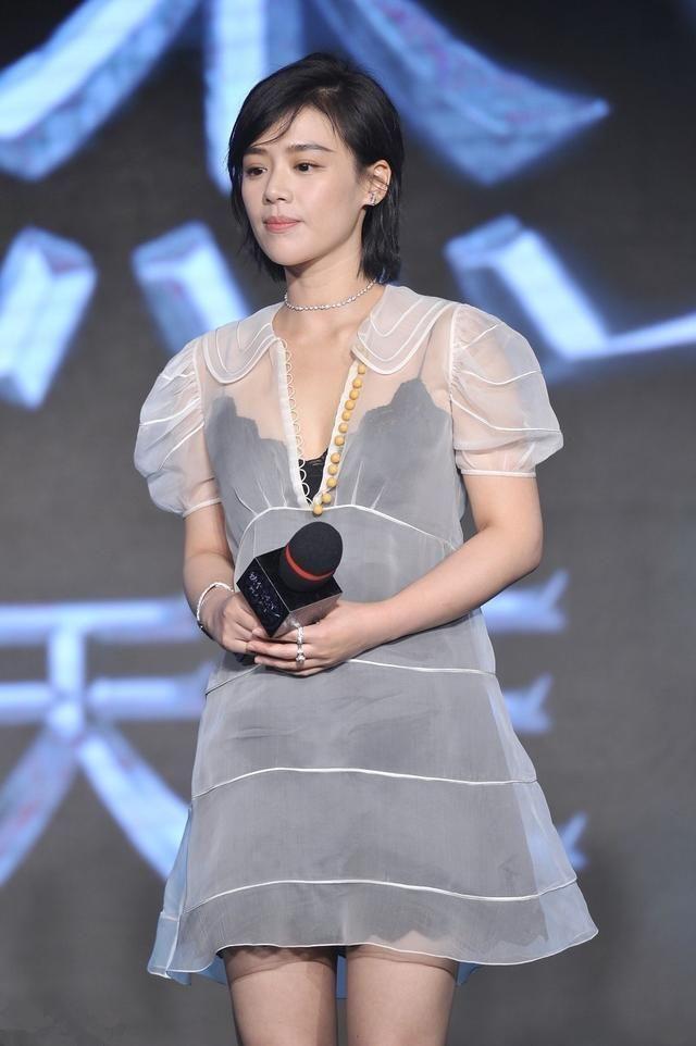 马思纯穿这么透明的衣服 网友: 这尺寸我只能捂着脸不敢看