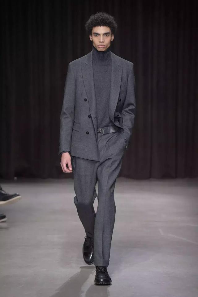 要是你不喜欢一身黑灰也没问题,其它单品的颜色一样建议是低饱和度的