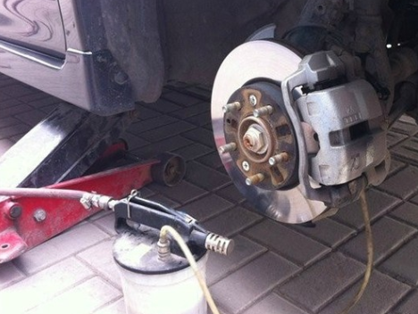 为什么很多汽修店很少建议你换刹车油?老司机