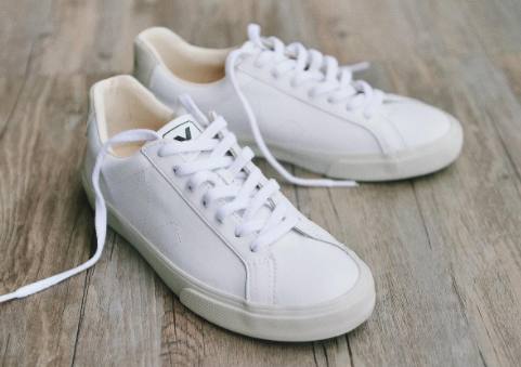 小白鞋发黄还发臭?这3个妙招一学会,再穿