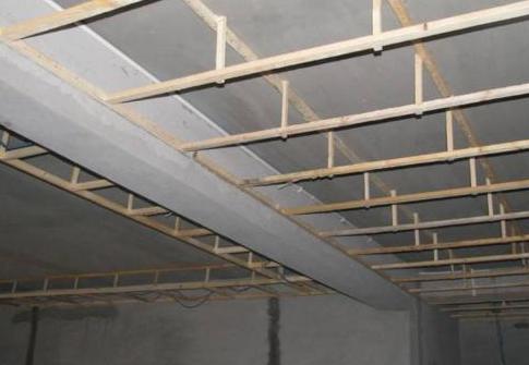 一般人们在制作这个地方的时候,都会用吊筋来做拉力筋,这样的制作方法