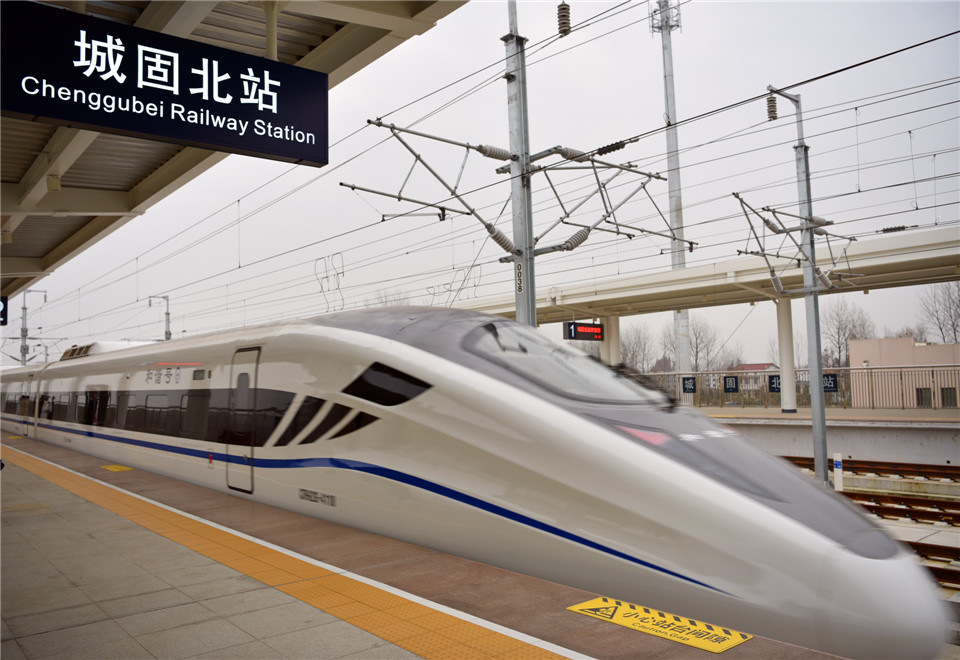 高铁自西安北站引出,自北向南穿越关中平原,秦岭山脉,汉中平原,巴山