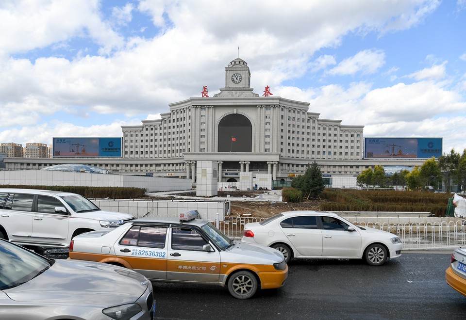 长春火车站南广场开始绿化施工围挡陆续拆除年底整体完工