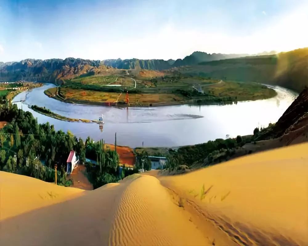 沙坡头集大漠,黄河,高山,绿洲为一处,具西北风光之雄奇,兼江南景色之