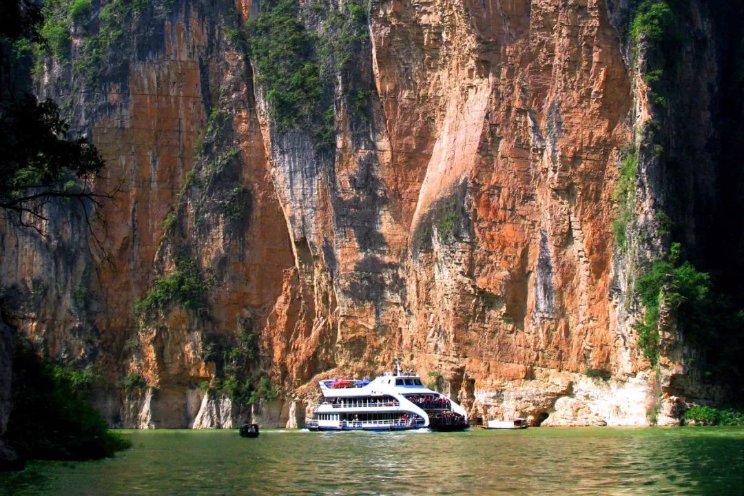 大宁河 流经巫山境内的的龙门峡,巴雾峡,滴翠峡的总称 山势雄伟,有"不