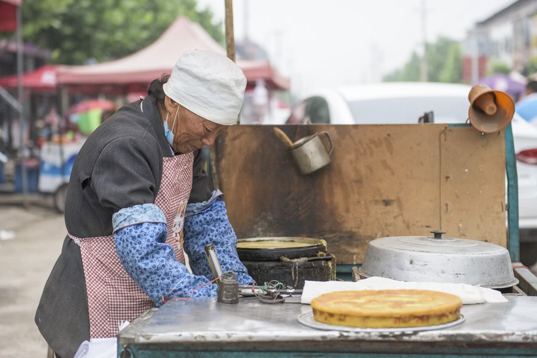 河南一七旬奶奶带病街头卖饼 只为孙子能重返校园