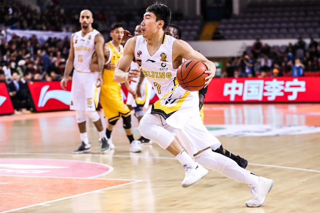 李雪松是广东篮球名宿李群的侄子,最早在广州伟伦体校训练,后来进入了