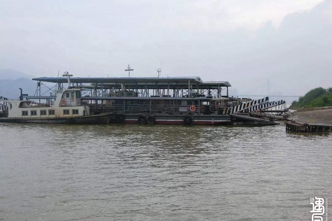 也将端州水驿搬到了城西(现阅江楼侧位置)时任端州知州的包拯将府衙