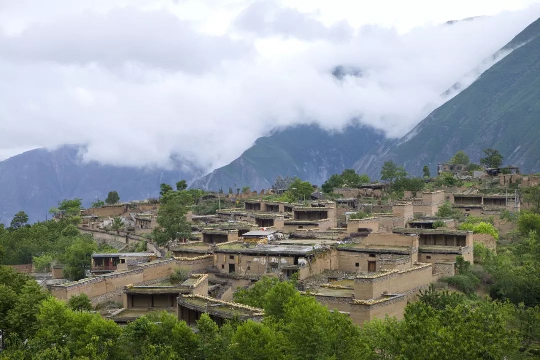 魔都上班族:在海拔2500m的云上草原,有一座"浮云羌寨"在等你