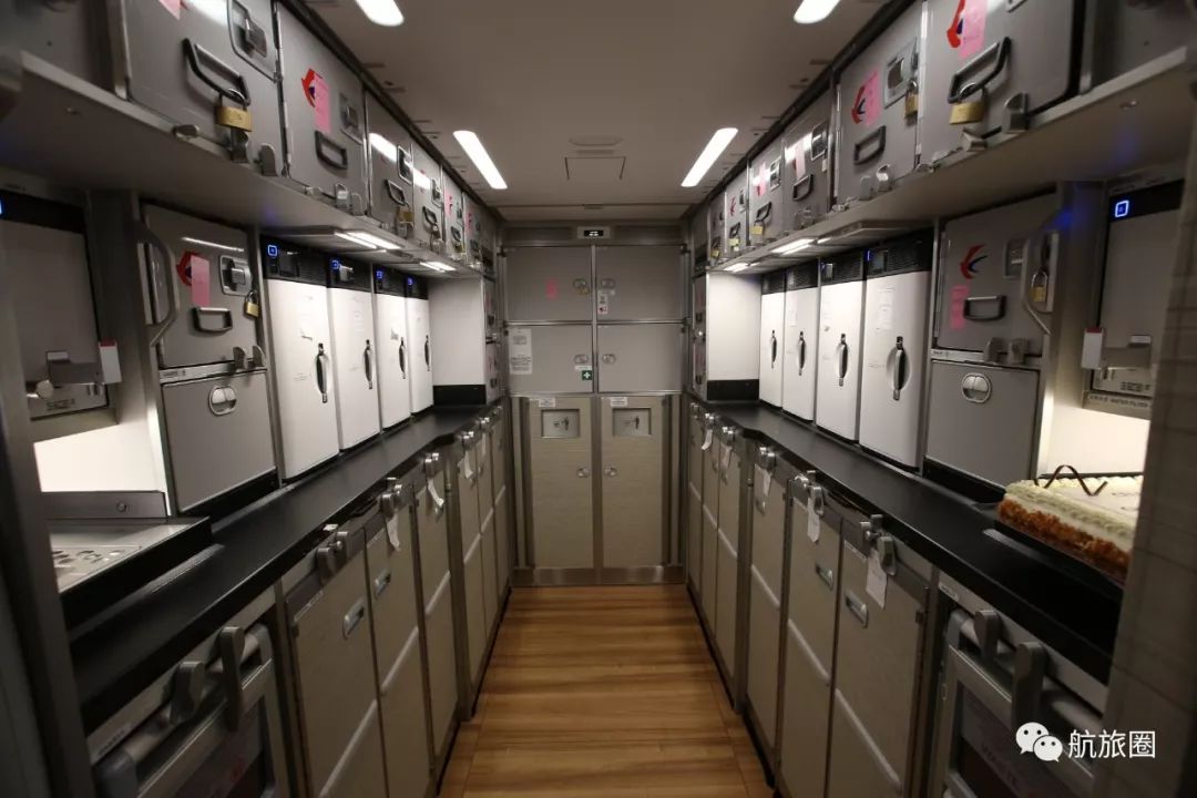 在厨房,东航a350上也安装了最新的微波炉,咖啡机,冰箱等厨房设备.