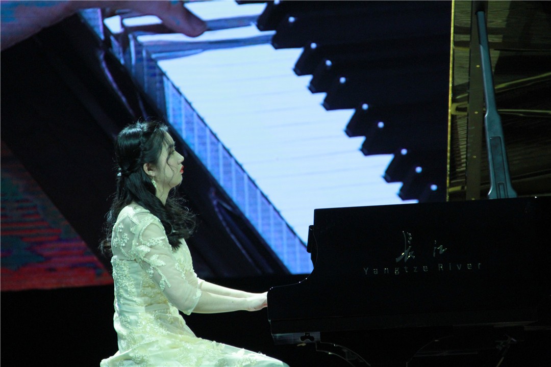 《中国畅想曲第二号——序曲与舞曲》作品18a(1974)作曲:黄安伦钢琴