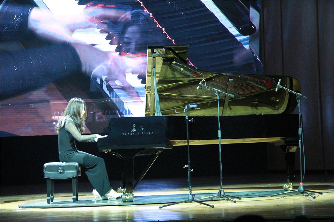 《皮黄》(1995)作曲:张朝钢琴独奏:杨淼《山丹丹花开红艳艳》(1973)