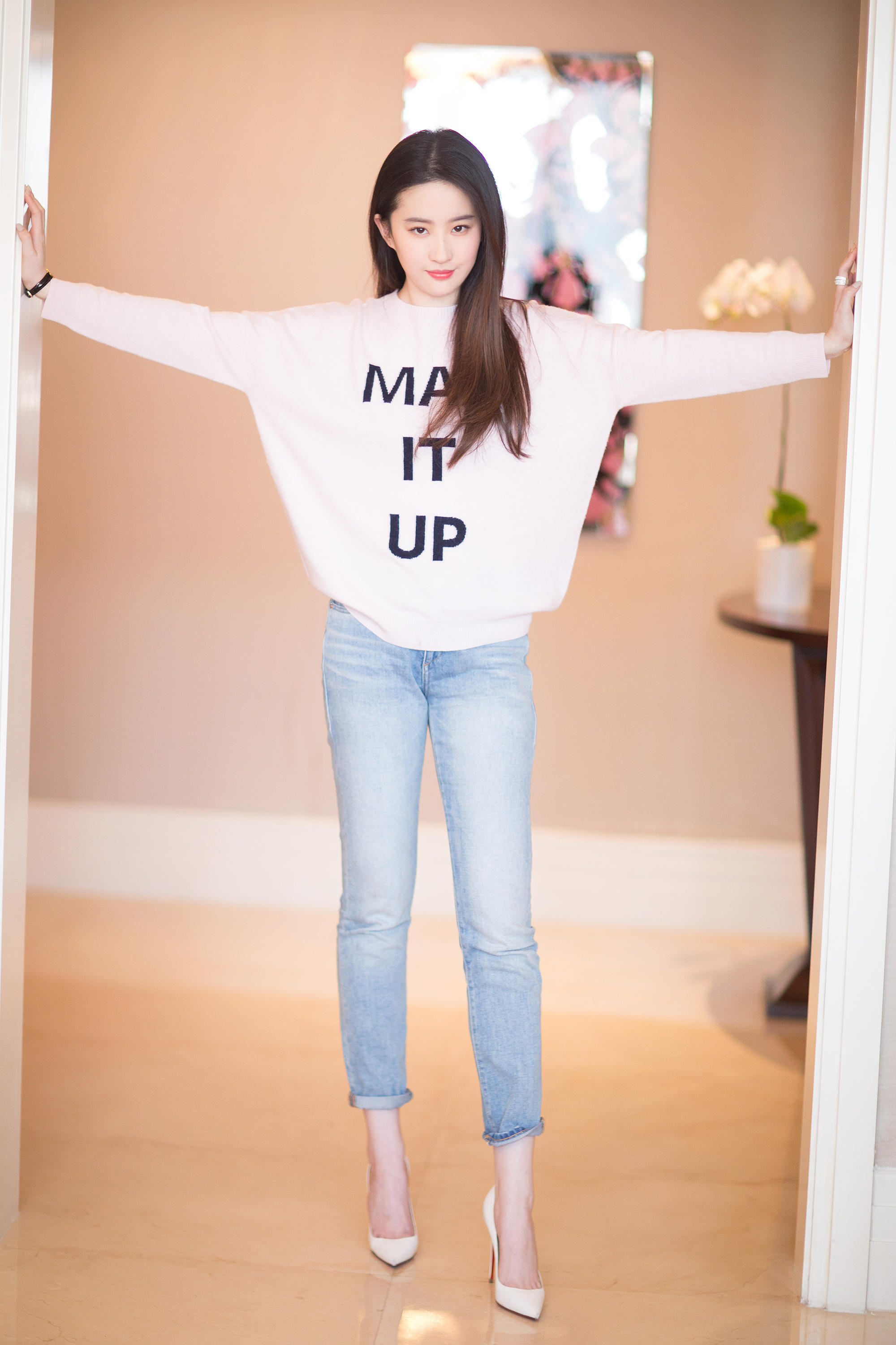 她一直被吐槽演技退化,新作中女扮男装引热议,貌若天仙衣品赞!