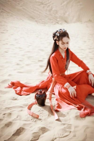 同样是古装红衣红唇造型,赵丽颖和戚薇的差距太大了