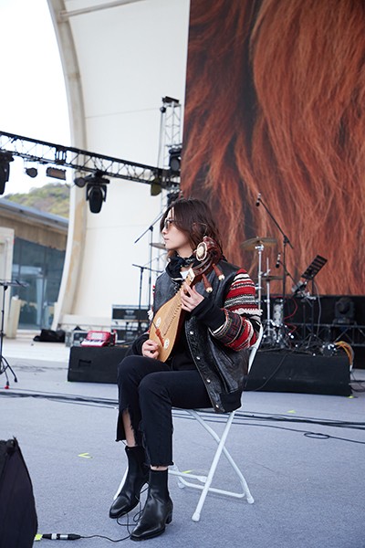 宋佳墨镜摇滚范现身音乐节彩排 将亲弹柳琴亮绝活