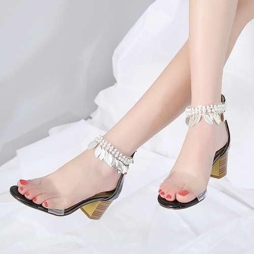 2018年流行透明凉鞋,洋气又时髦,显瘦又显高