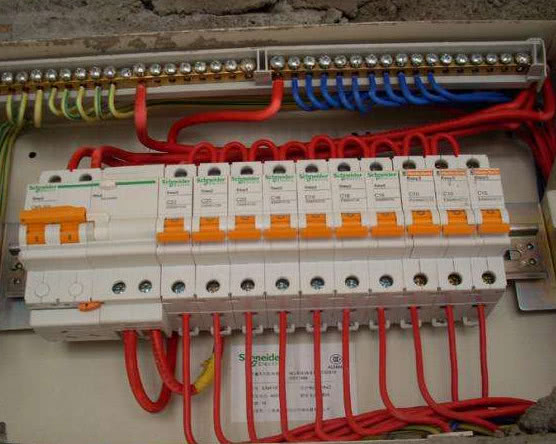家里配电箱万万要这样装工人没装对赶紧让他赶工重装