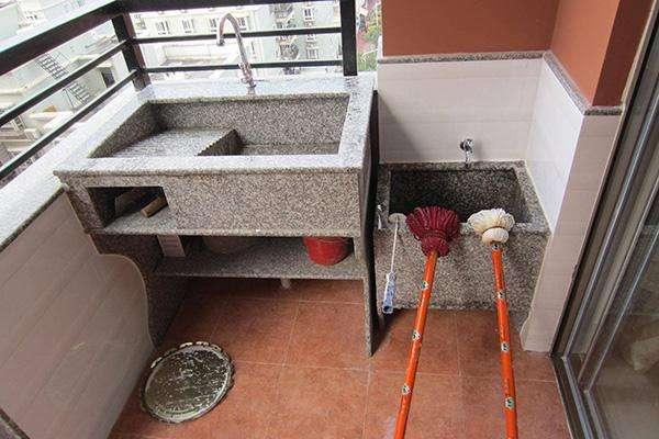 而这样子也就能把原本要安装拖把池的地方生下来,毕竟现在的阳台面积