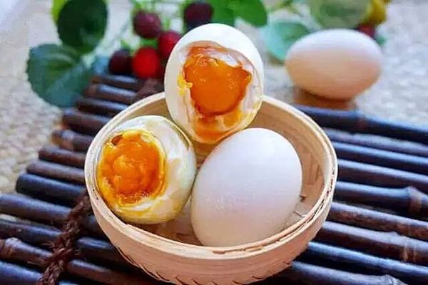 30年腌咸鸭蛋的老方子,7天就起沙,个个都流油,想失败都难