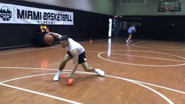 NBA篮球训练师教你利用角锥进行运球协调性训练！ |NBA|角锥|训练师_新浪新闻