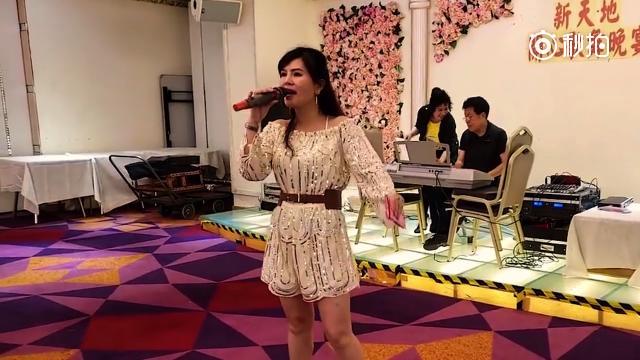 香港歌手小红街头演唱《敬你一碗青稞酒,人美声甜,真好听