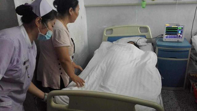 母亲不同意闺女远嫁,让她嫁给村长家,三年后母亲生病住院