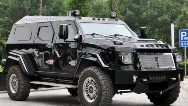 某网友在某小区楼下拍摄到了一辆超重型越野车,这辆车可能是刚刚提到