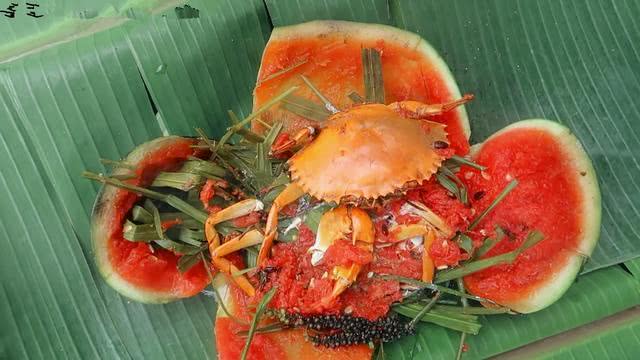 小伙把1斤重的螃蟹塞西瓜里,30分钟后打开,把人馋得口水直流