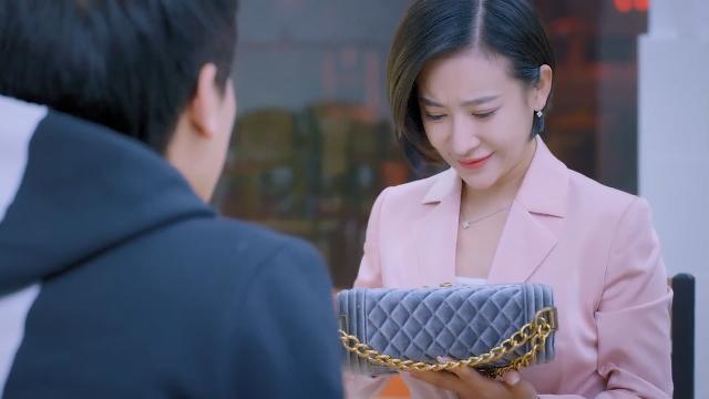 农村人家真热闹,三个女人一出戏,再加个二混子就更热闹了