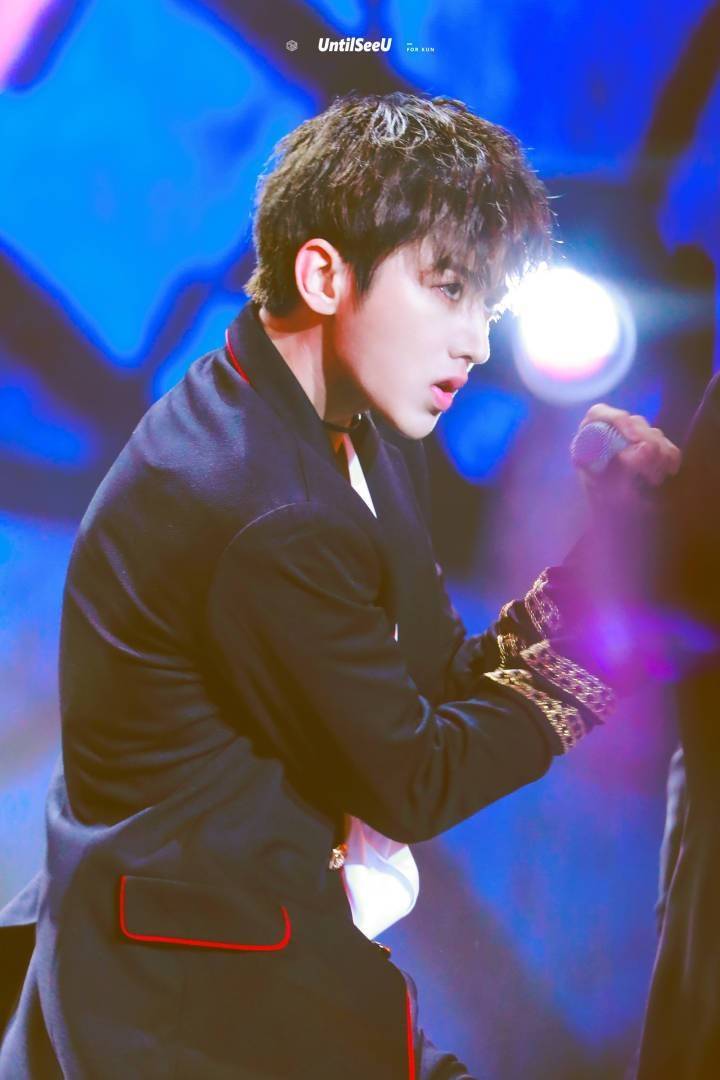 蔡徐坤被激光笔照ninepercent见面会上