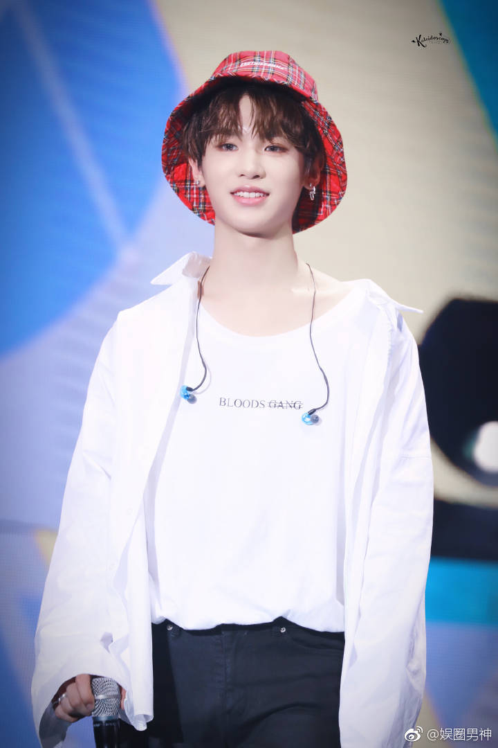 黄明昊justin微博粉丝数破800万~偶练时努力上进热血执着 年龄最小却