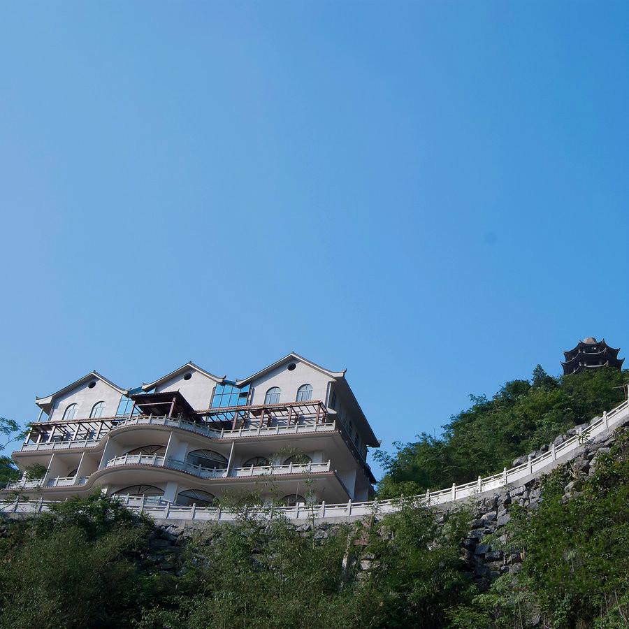 广西有个叫弄拉屯的地方群山环绕是一个难得的好去处