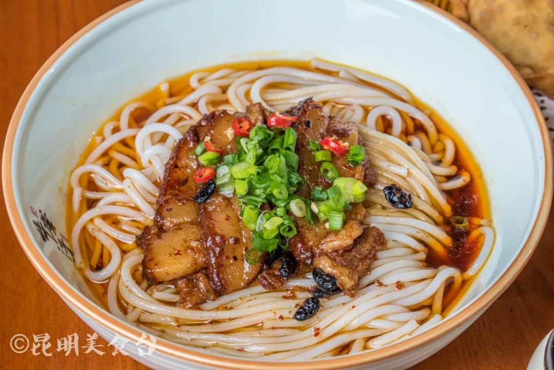 梅菜扣肉粉粉吃起来很劲道,应该是正宗津市粉,牛肉很有嚼劲,这样搭配